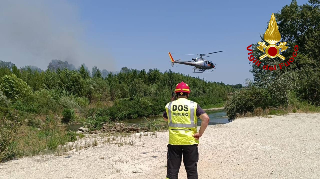 Colli del Tronto - Incendio al confine con l’Abruzzo, 18 pompieri in azione